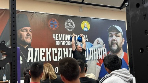 Сегодня в Элисте прошла встреча с чемпионом мира по гиревому спорту Александром Шаниным, известным как иеромонах Серафим.