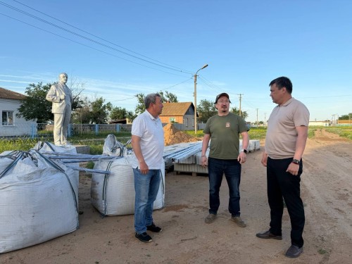 В Калмыкии в селе Утта строят детскую площадку