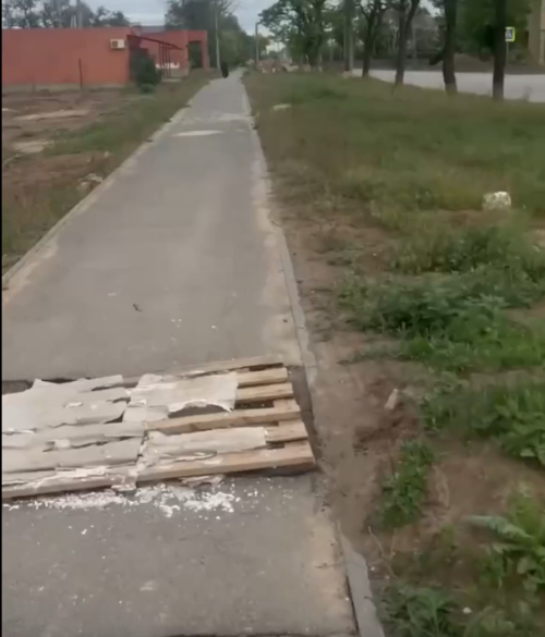 В Элисте активисты ОНФ обратились в администрацию города по поводу разрушенного тротуара на улице Хомутникова.