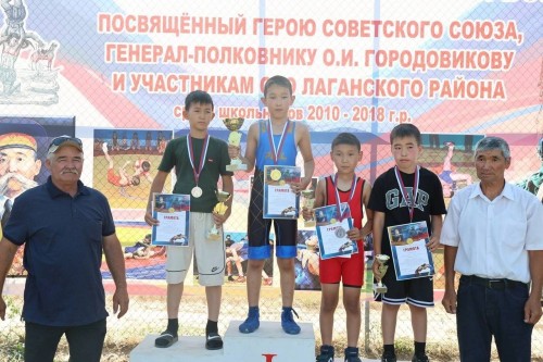 В Калмыкии, в поселке Улан Хол, завершился Всероссийский турнир по вольной борьбе памяти Героя СССР, генерал-полковника Оки Городовикова и участников специальной военной операции Лаганского района.