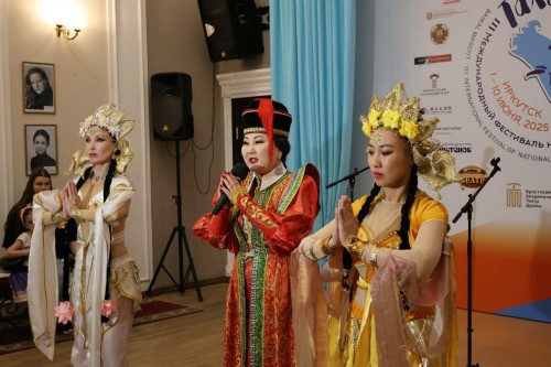 Калмыцкий ТЮЗ «Джангар» выступил перед зрителем Иркутска.