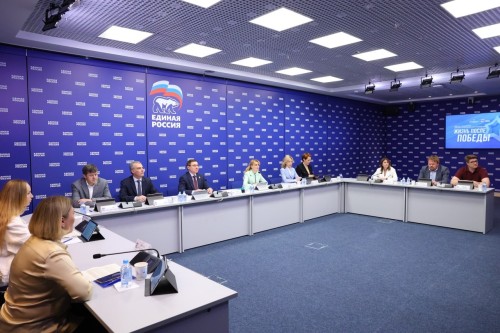«Единая Россия» запускает Школу поддержки для жён и матерей участников СВО.