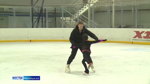 В Ледовом центре «Джунгар» продолжаются учебно-тренировочные сборы под руководством мастера спорта России Майи Хромых.