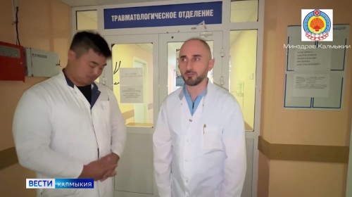 Врач ФМБА России Фариз Оруджев и калмыцкие врачи-травматологи успешно провели совместную операцию: установили эндопротез коленного сустава.