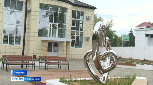 Специалисты Калмыкии провели реставрацию и ремонт Дворца торжественных событий в Антраците и оснастили его необходимой мебелью.