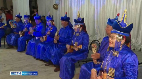В колледже искусств имени Петра Чонкушева состоялся концерт синьцзянских калмыков.