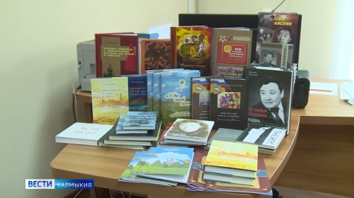 Жители Калмыкии могут присоединиться к доброй акции по сбору книг для библиотек подшефного Антрацита.