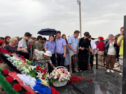 В Калмыкии офицеры следственного управления почтили память участницы Великой Отечественной войны Зайтуны Альбаевой.