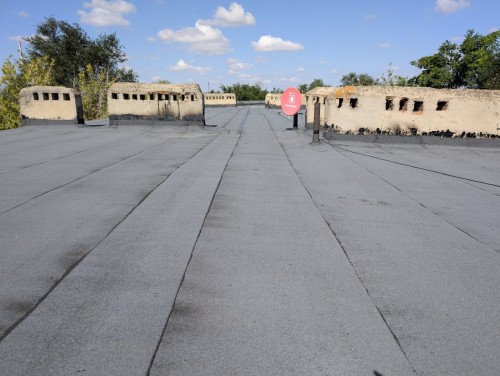 В пригороде Элисты, в поселке Северный, полным ходом идут работы по ремонту кровли многоквартирных домов.