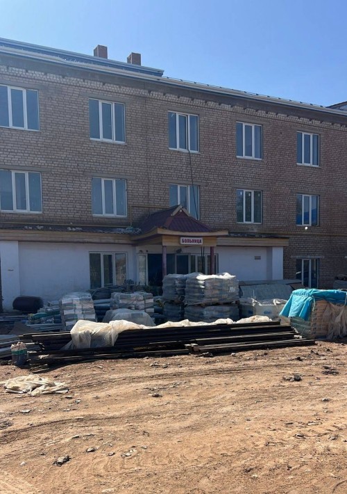 Прокуратура Юстинского района проверила ход капитального ремонта водозабора и больницы