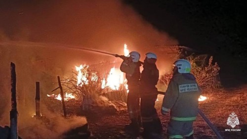 Сотрудники МЧС ликвидировали возгорание жилого дома в Яшалтинском районе.