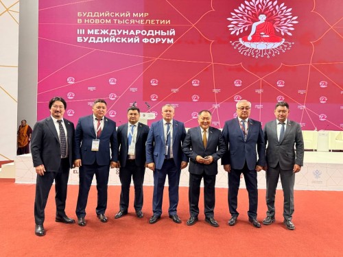 По поручению Председателя Государственной Думы Вячеслава Володина к гостям и участникам III Международного буддийского форума обратился заместитель Председателя Шолбан Кара-оол.