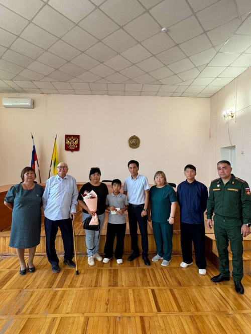 В Октябрьском районе семье погибшего героя передали государственную награду.