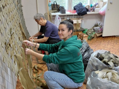 Доброволец Наталья из Москвы плетет маскировочные сети для бойцов СВО из Калмыкии.