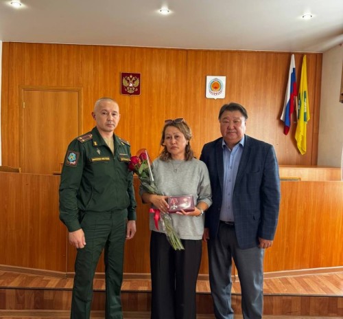 В Яшкульском районе супруге бойца СВО вручили орден Мужества.