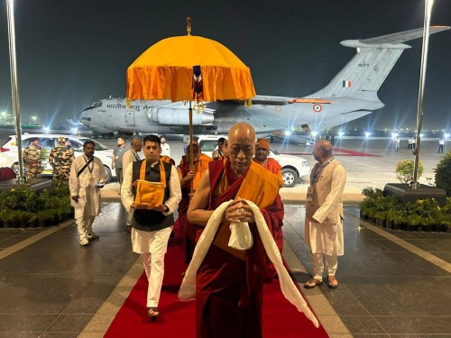 Священная реликвия Будды благополучно прибыла в техническую зону индийского аэропорта.