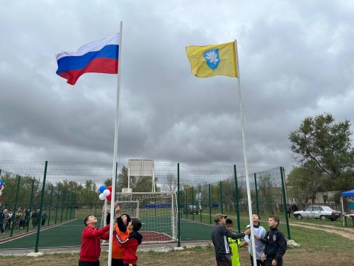 В посёлке Октябрьский Яшалтинского района открыли спортивную площадку памяти участника спецоперации.