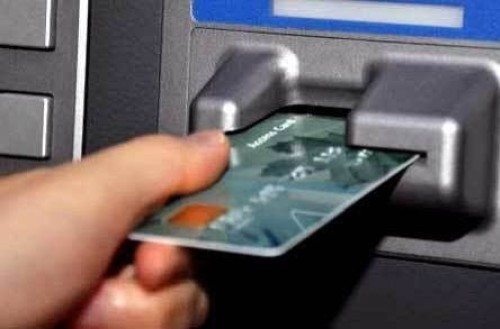 В Элисте задержали женщину, подозреваемую в краже денег с найденной банковской карты
