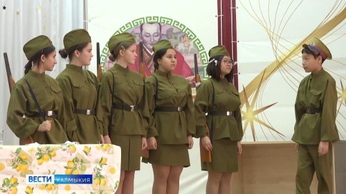 В Элисте состоялся II Республиканский фестиваль школьных театров «Нарна толян».
