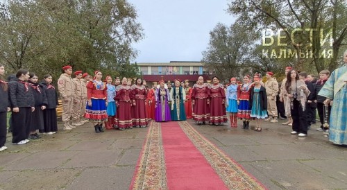 В эти минуты на территории Дома культуры села Приютное проходят торжественные мероприятия.