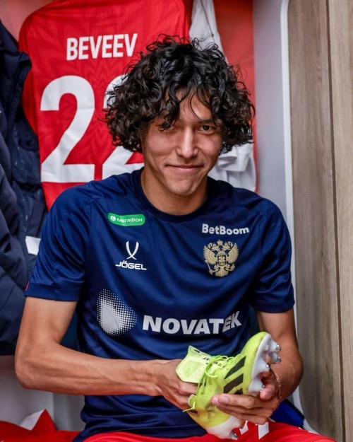 Полузащитник из Калмыкии Мингиян Бевеев получил вызов в национальную сборную России на ноябрьский учебно-тренировочный сбор.