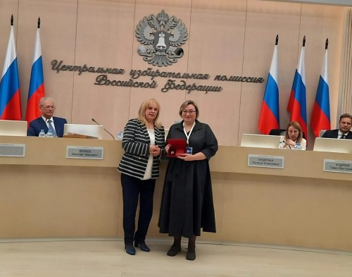 Секретарь избиркома Калмыкии Наталья Федорченко отмечена почётным званием «Заслуженный работник избирательной системы РФ».