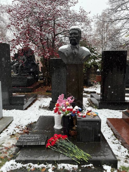 Представители Калмыкии возложили цветы к могиле Басана Городовикова на Новодевичьем кладбище в Москве.