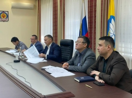 Александр Мишаков проверил ход работ на площадке нового физкультурно-оздоровительного комплекса в Элисте.