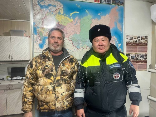 Сотрудники ГИБДД оказали экстренную помощь туристам в Калмыкии.