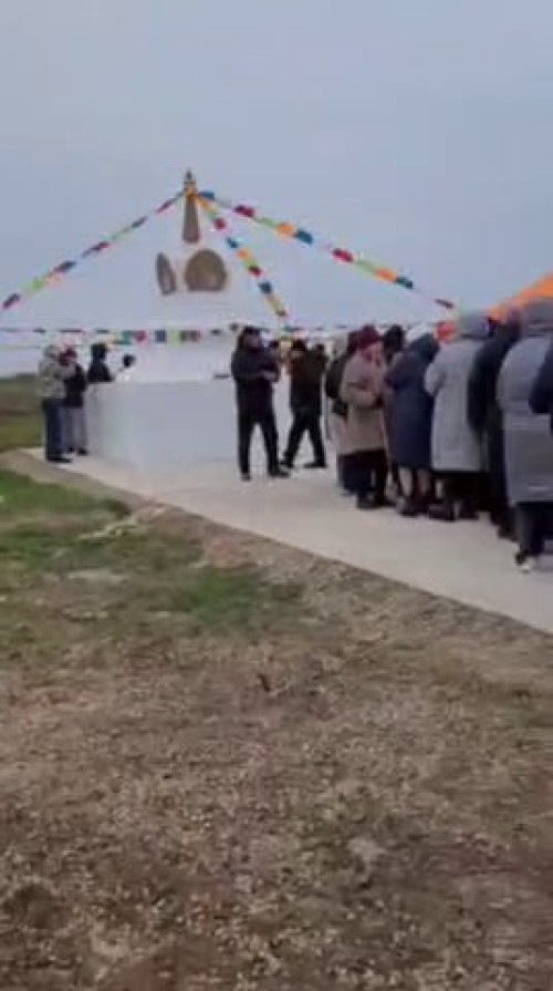 В истории Большедербетовского землячества произошло значимое событие — в посёлке Амур-Санан (Кердата) Городовиковского района состоялось торжественное открытие Ступы Просветления.