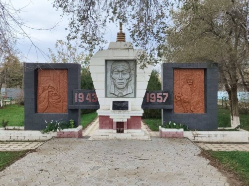 Прокуратурой Черноземельского района выявлены нарушения при содержании муниципального имущества – Мемориала жертвам политических репрессий, построенного в 1996 году.﻿