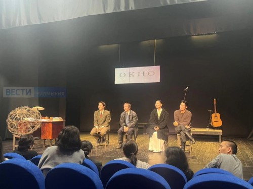 Поэтический спектакль на стихи Джангара Насунова прошёл на малой сцене национального театра.