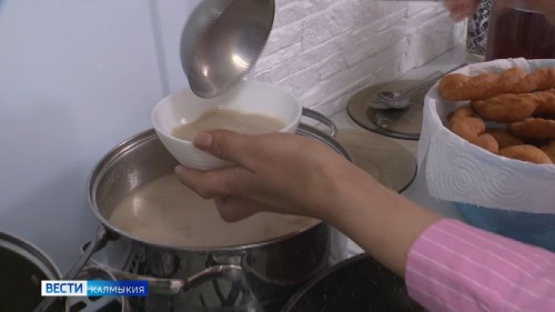 Сегодня в домах Калмыкии хозяйки пекут борцоки — национальные пышки, чтобы к утру дом был наполнен их ароматом.