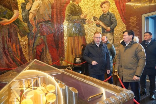 Глава Калмыкии с рабочим визитом находится в Кемерово.