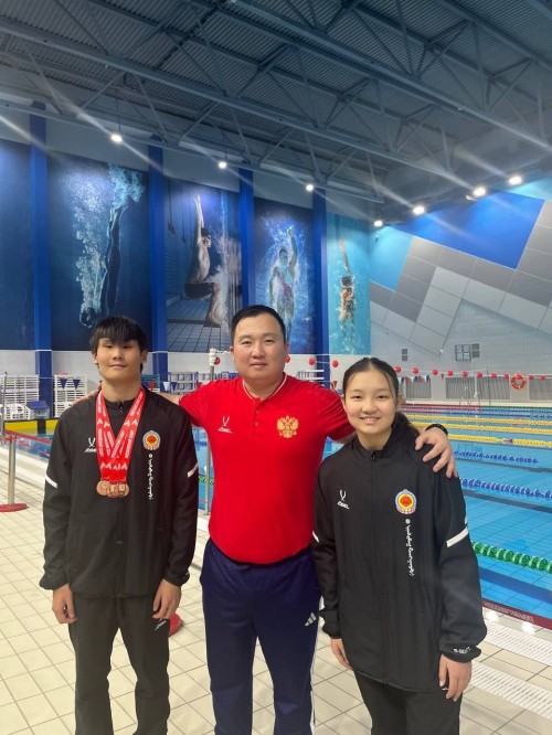 Спортсмен из Калмыкии завоевал три бронзовые награды на Кубке Олеси Владыкиной по плаванию.