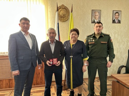 В Юстинском районе состоялась церемония передачи Ордена Мужества семье погибшего участника специальной военной операции Нарана Эрднеева.