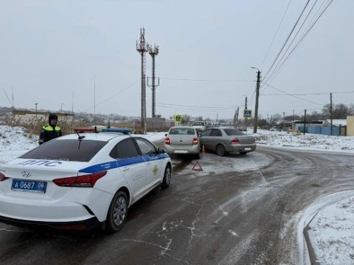 За прошедшую неделю на дорогах Калмыкии произошло 4 дорожно-транспортных происшествия, в которых 5 человек получили травмы различной степени тяжести.
