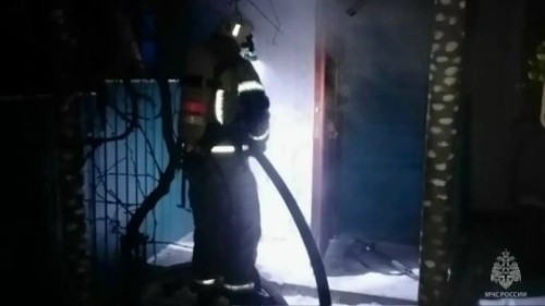 В Городовиковском районе ликвидировали пожар в многоквартирном жилом доме.