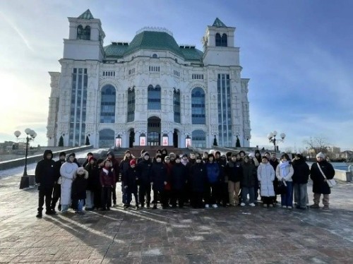 Столичные школьники отправились на экскурсию в Астрахань.