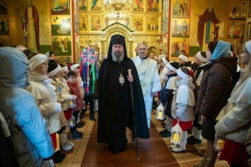 В канун Рождества во дворе Казанского кафедрального собора в Элисте состоялось торжественное открытие вертепа.