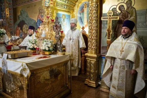 В ночь с 6 на 7 января архиепископ Элистинский и Калмыцкий Юстиниан совершил праздничное богослужение в Казанском кафедральном соборе Элисты.