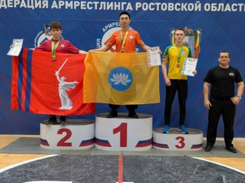 Воспитанники Калмыкии завоевали семь медалей на чемпионате Южного федерального округа по армрестлингу.