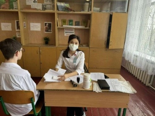 Команда детских врачей из Калмыкии проводит профилактические осмотры в Антраците.