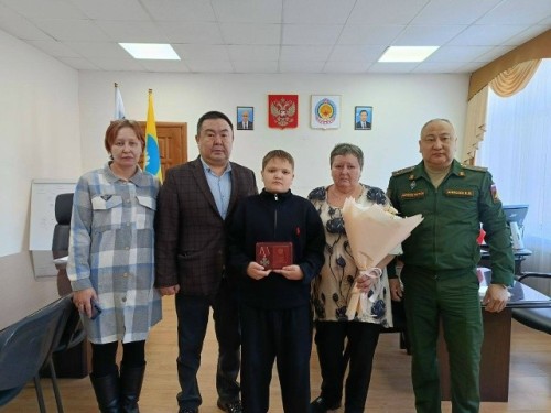 Семье участника специальной военной операции Николая Пузикова передали Орден Мужества.