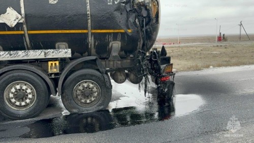 В Малодербетовском районе произошло ДТП с утечкой битума, введен режим ЧС.