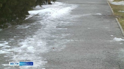 Сход снега и наледи с крыш с оттепелью учащается.