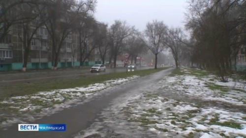 ️На участке федеральной трассы Р-22 «Каспий» из-за неблагоприятных погодных условий образовалась наледь и гололедица, что привело к затору.