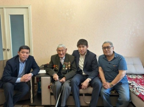 Сегодня 95-летие отмечает Почётный гражданин Элисты, ветеран Великой Отечественной войны, труженик тыла Михаил Манджиев.