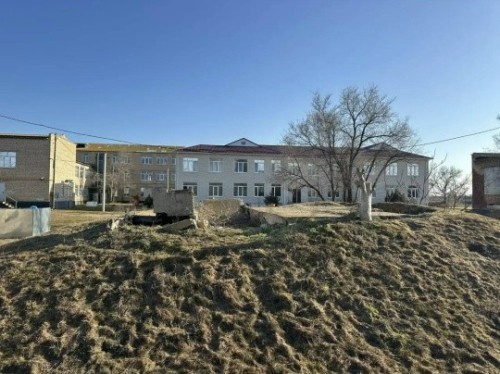 ️Прокуратура Черноземельского района через суд обязала местную администрацию очистить территорию школы от строительного мусора.