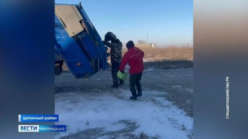 Мусор в селе Троицкое убрали. Бытовые отходы, которыми были переполнены контейнерные площадки, вывезло СпецАТХ.
